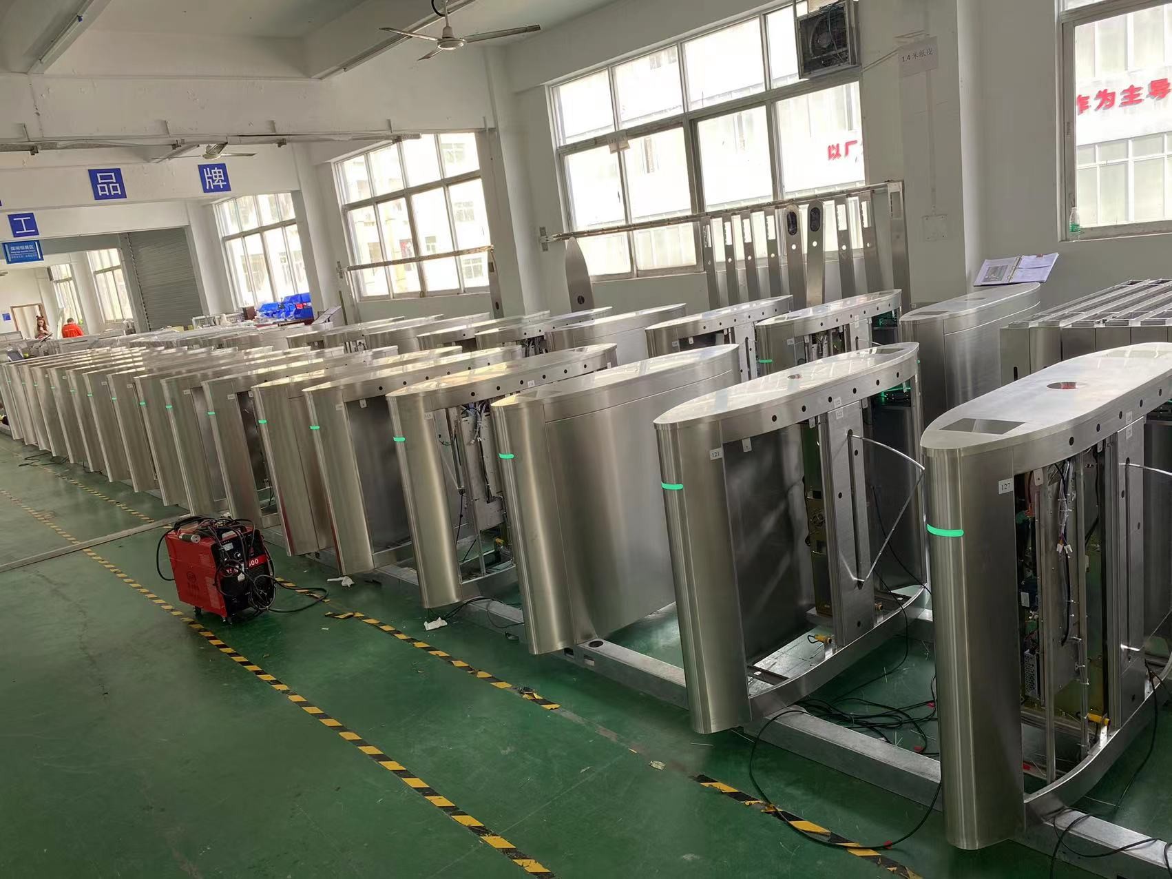 Ultimi blog aziendali su esportazione del portone della barriera della falda 72pcs verso Singapore